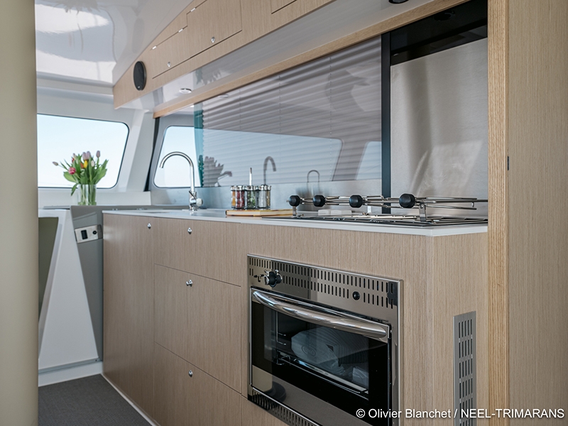 NEEL 43 Küche by Trend Travel Yachting.jpg